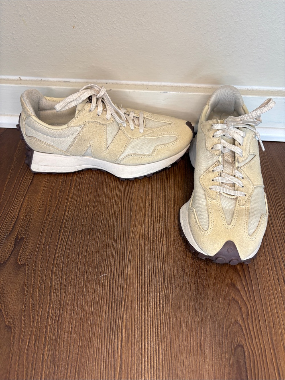 New Balance Women’s  327 Suede Sneakers Lug Sole size 7 - Picture 2 of 11